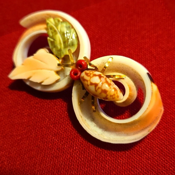 Rare Find Vintage 1960's brooch Carved seashell with insect and leaves - Picture 2 of 5